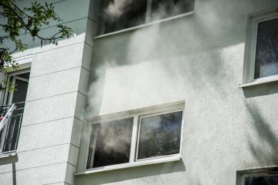 Stuttgart-Fasanenhof: Wohnungsvollbrand greift auf Gebaeude ueber - Mehrere Verletzte